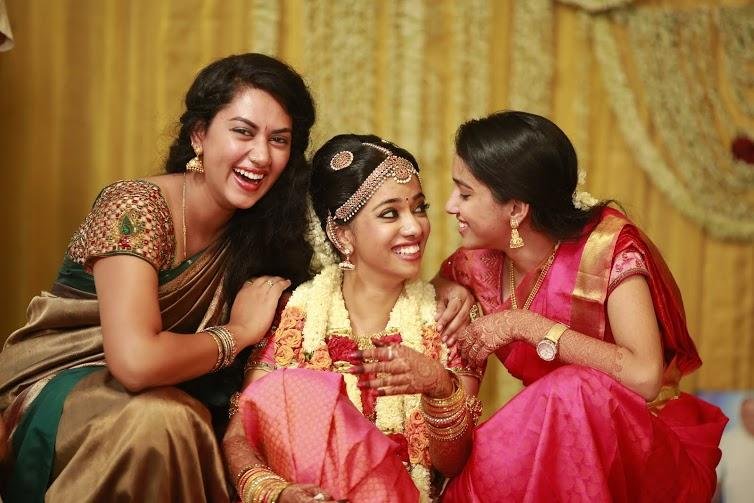  Candid wedding photography of an Indian bride laughing with her friends